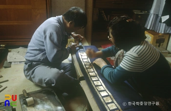 금박 찍기 / 금박을 붙여 두드림