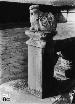 서울 경복궁 근정전 월대 십이지신상 중 닭상 정측면