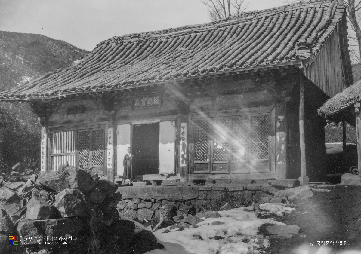 강진 무위사 극락보전 정측면