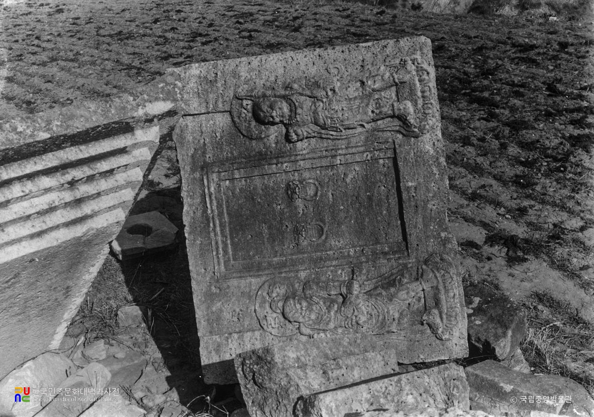 경주 장항리 서오층석탑 일층 탑신석 붕괴 모습