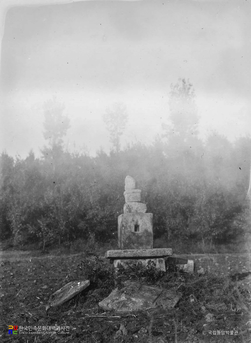 괴산 보안사 삼층석탑의 무너진 모습 전경