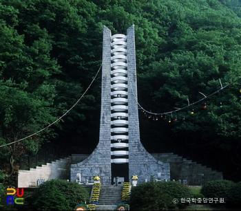 충익사탑