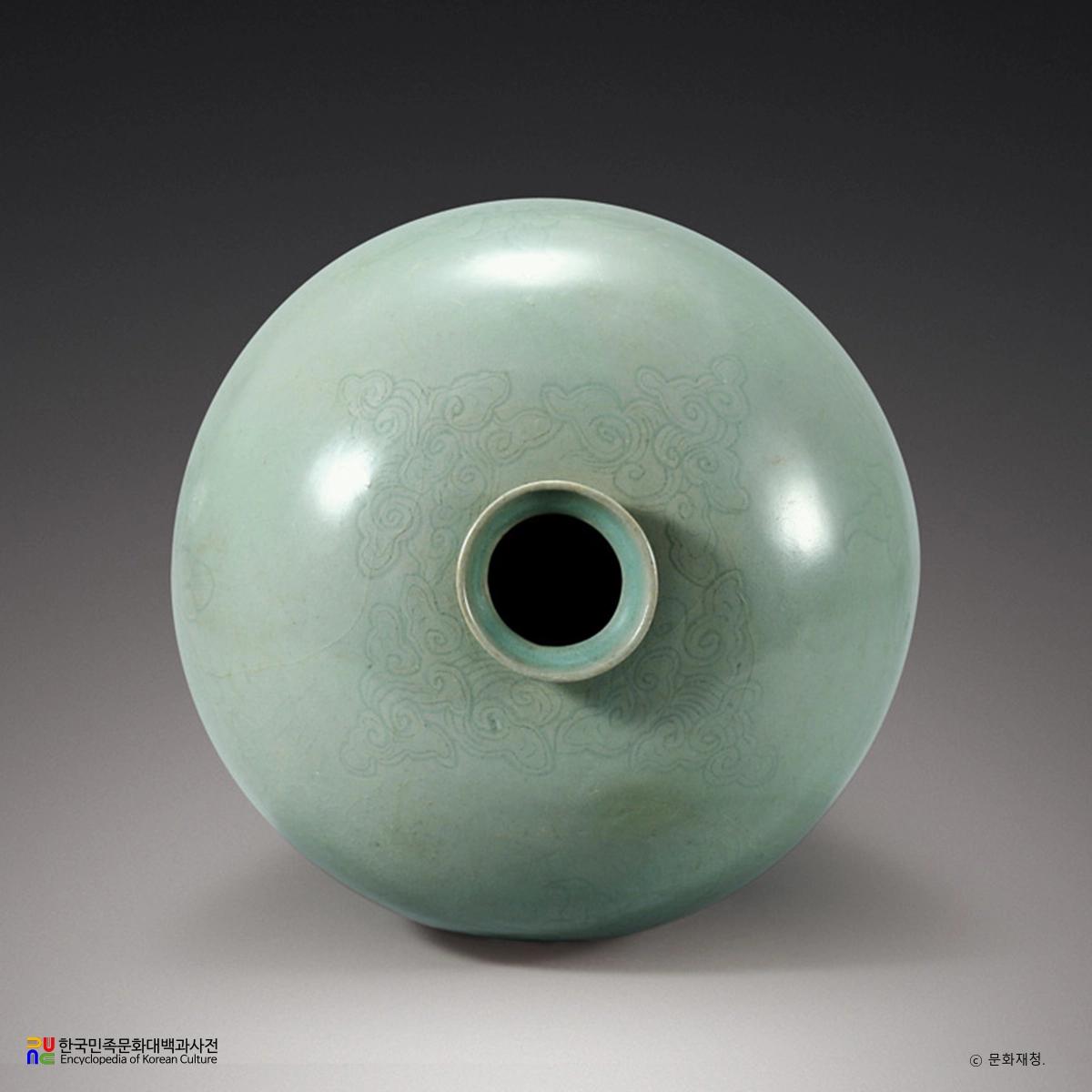 청자 음각연화문 유개매병