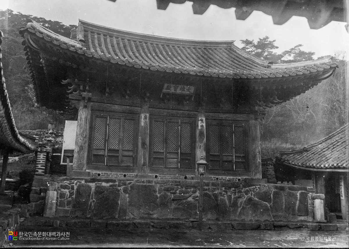 강화 전등사 대웅전 정측면