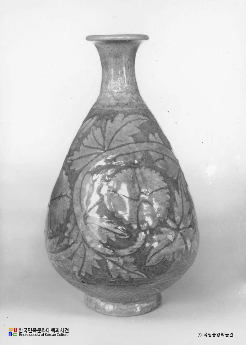 분청사기 박지 모란당초문 병