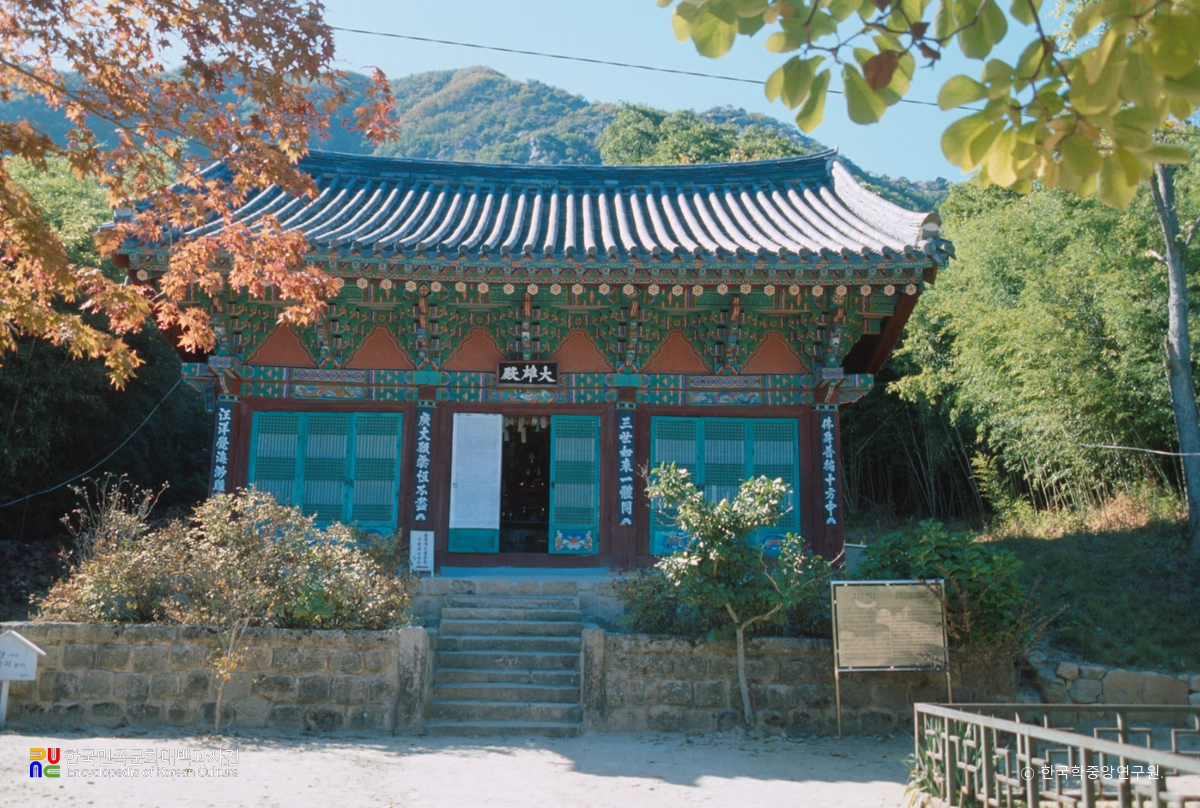 영동 영국사 대웅전 정면