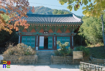 영동 영국사 대웅전 정면