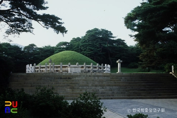 경주 김유신묘 전경