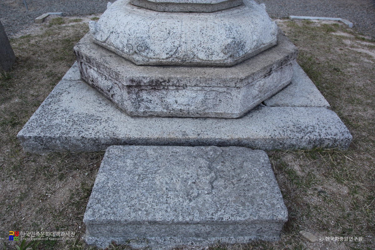 합천 청량사 석등의 받침돌과 배례석