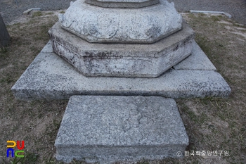 합천 청량사 석등의 받침돌과 배례석