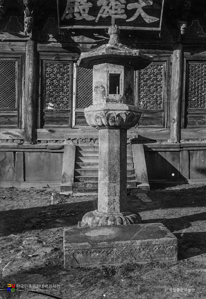 경주 불국사 대웅전 앞 석등 정면