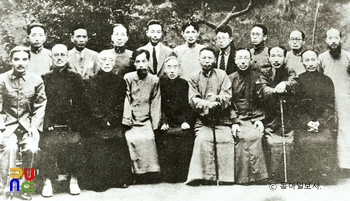 1940년 재건된 슈 의 슬롯 머신당 요인들의 기념사진