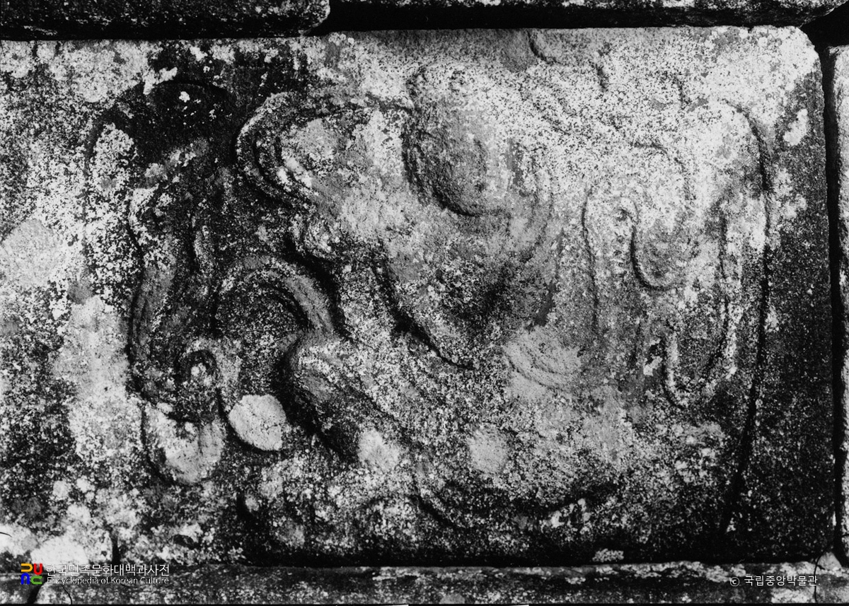 구례 화엄사 사사자 삼층석탑 우측 하부 기단의 천인상