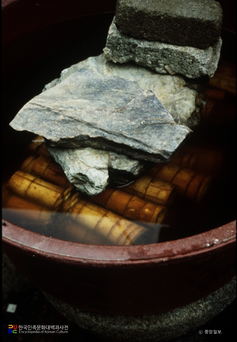 부채 만들기 / 대나무를 물에 담근 모습