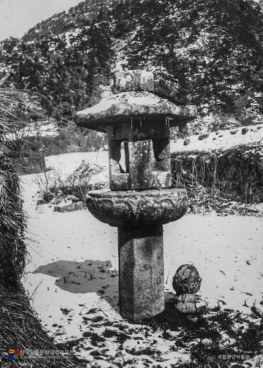 충주 미륵대원지 사각 석등