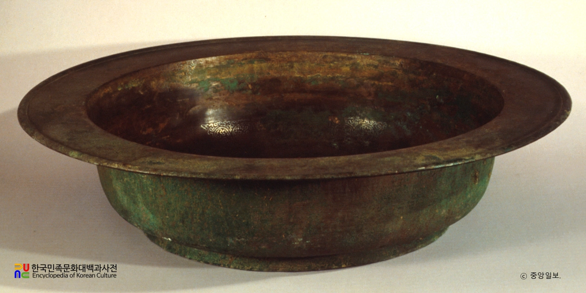 동제은상감운룡문당초문반