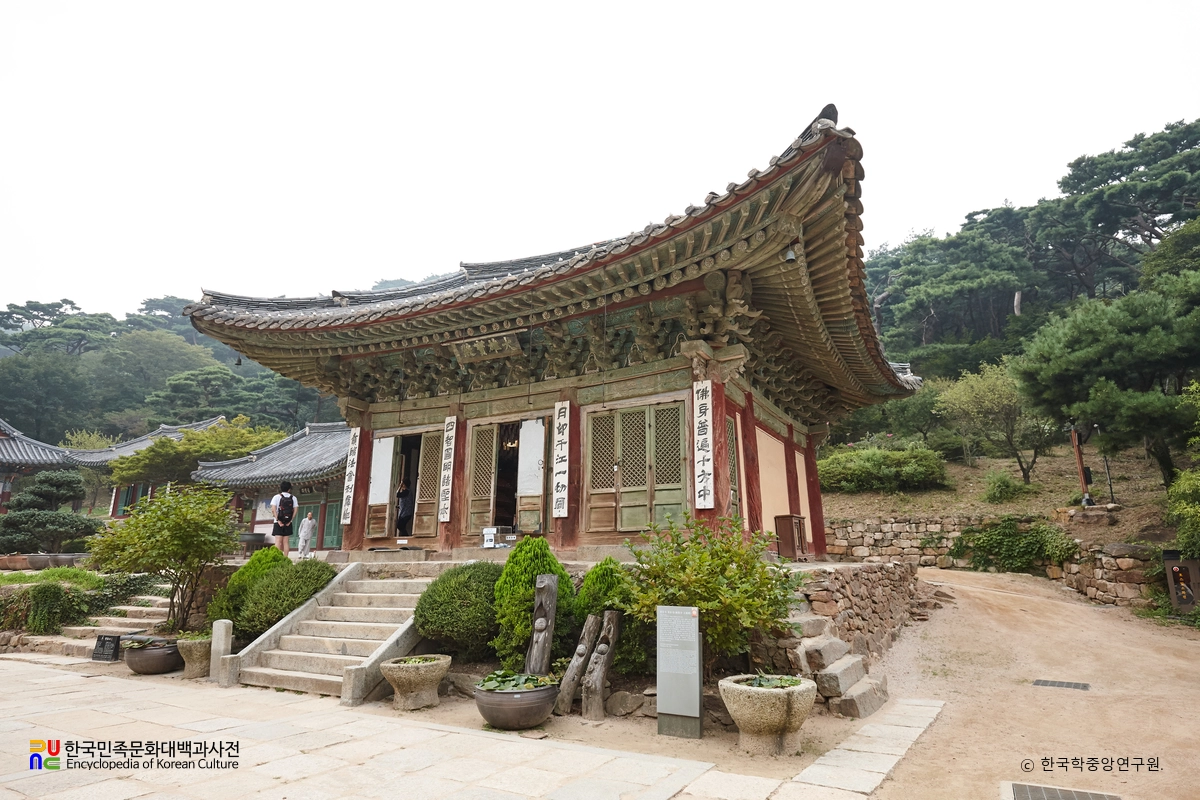 강화 전등사 대웅전 정측면