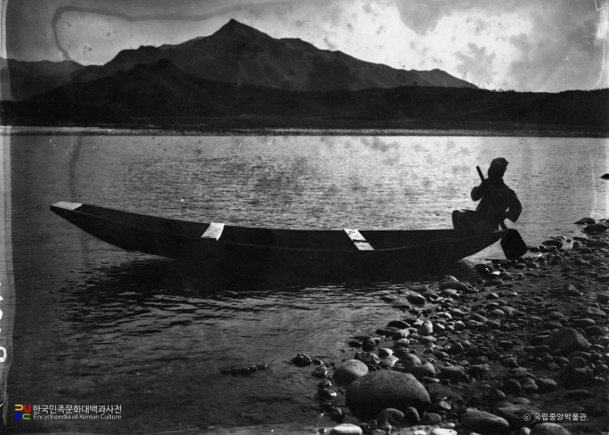 평남 덕천 대동강 상류의 배