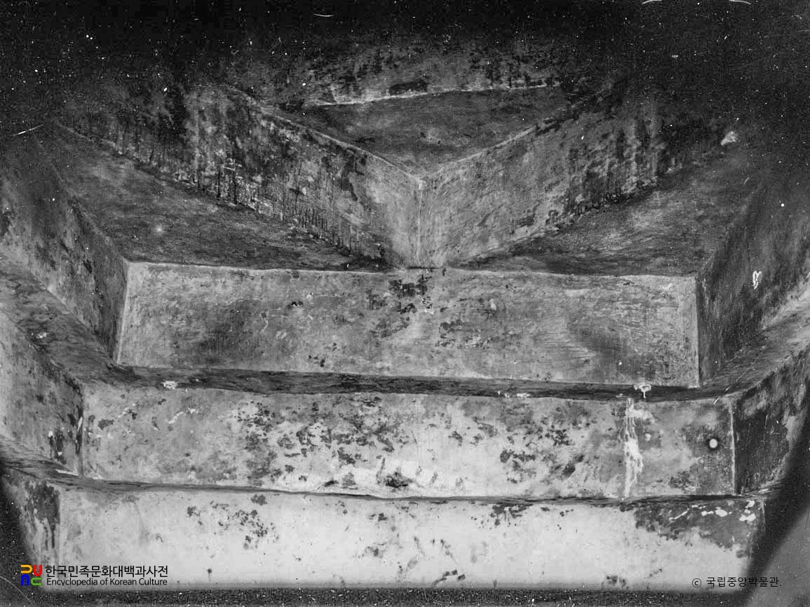 평안남도 대동군 호남리 금사총 현실 천정고임부