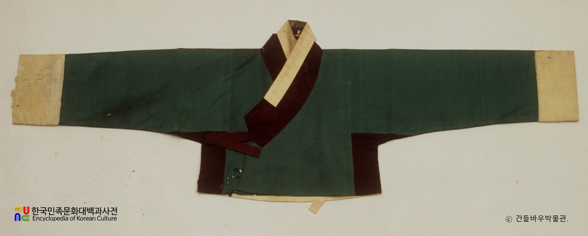 진주하씨 묘 출토 유물 중 저고리
