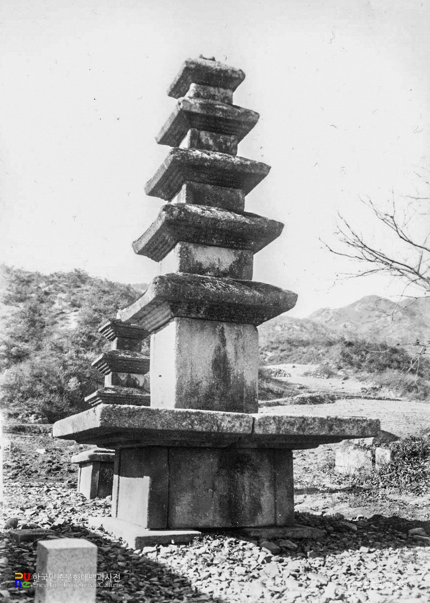 개성 영통사지 오층석탑 좌측면