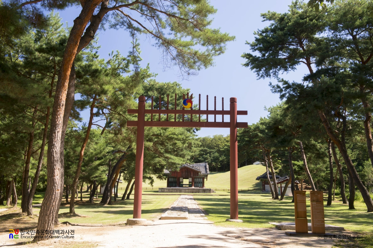 고양 서오릉 중 창릉의 홍살문과 정자각