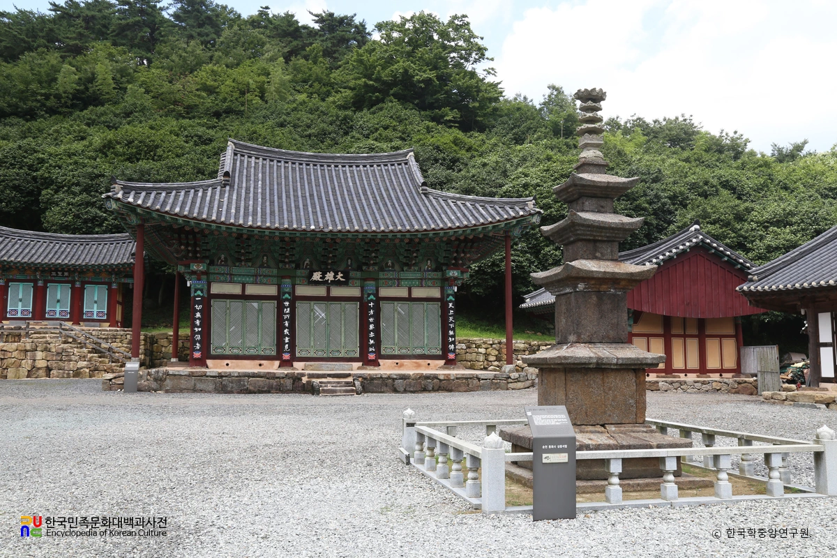 순천 동화사 대웅전과 삼층석탑