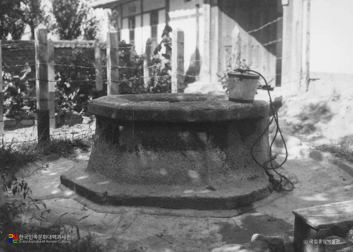 경주 분황사 석정 측면