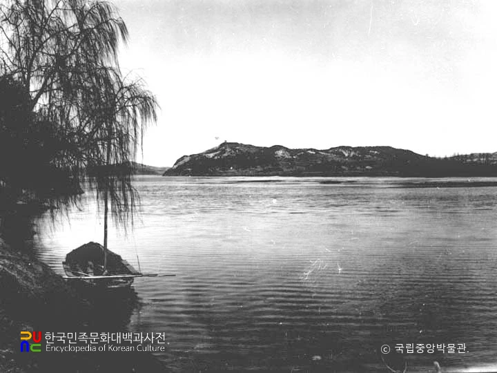 부여 백마강변과 부소산 전경