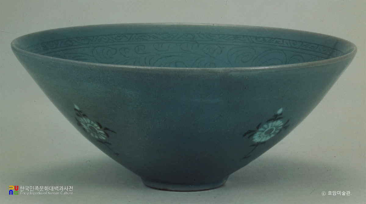 청자 음각 연화당초 상감 국화문 완