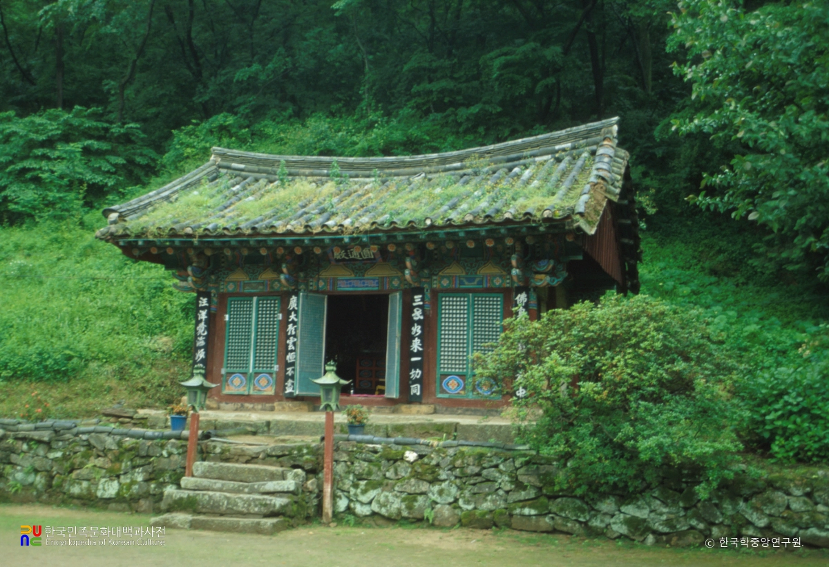 공주 영은사 대웅전 정측면