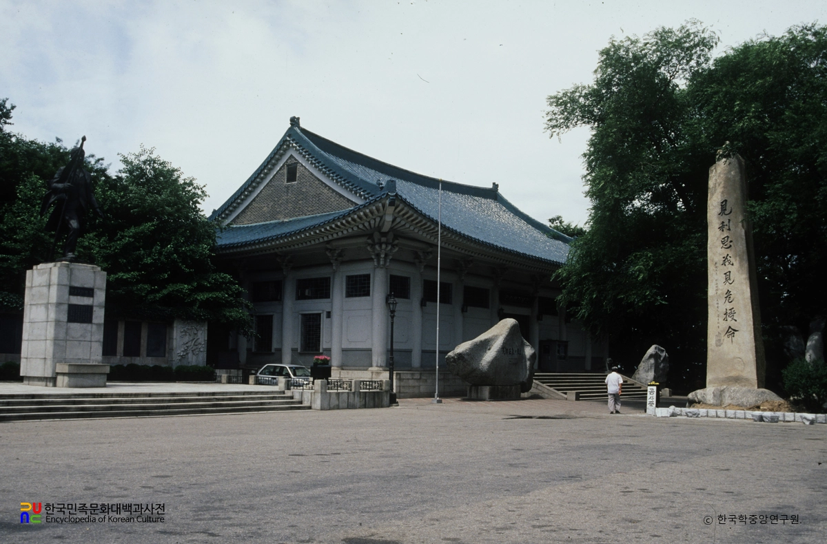 안중근기념관 앞