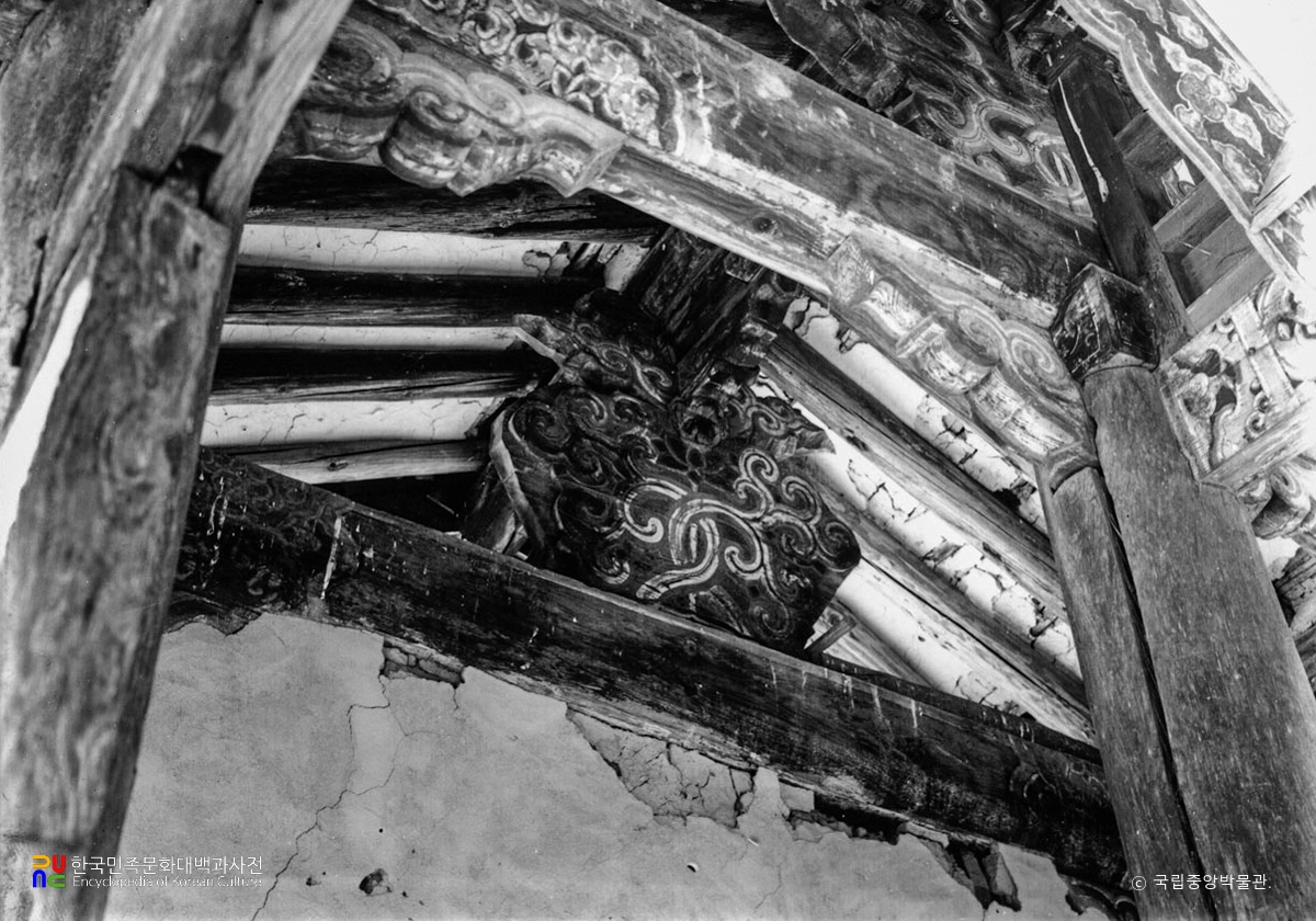 춘천 청평사 회전문 측면 가구