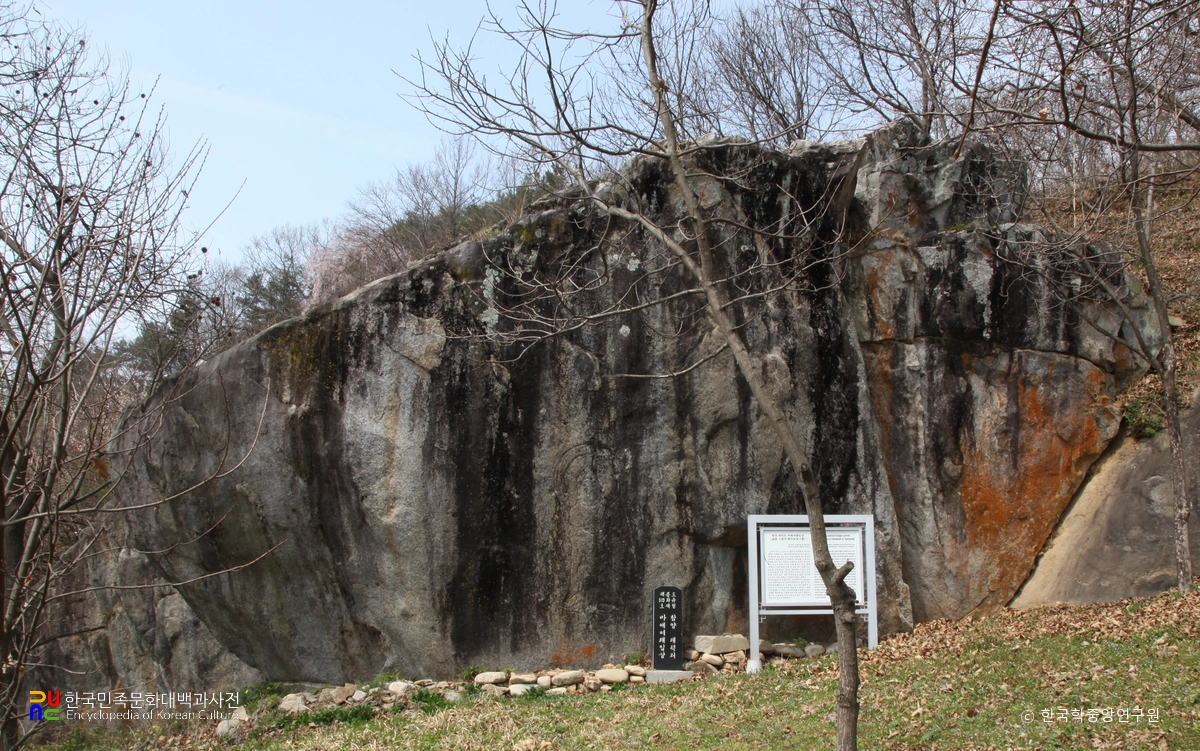 함양 대덕리 마애여래입상 전경