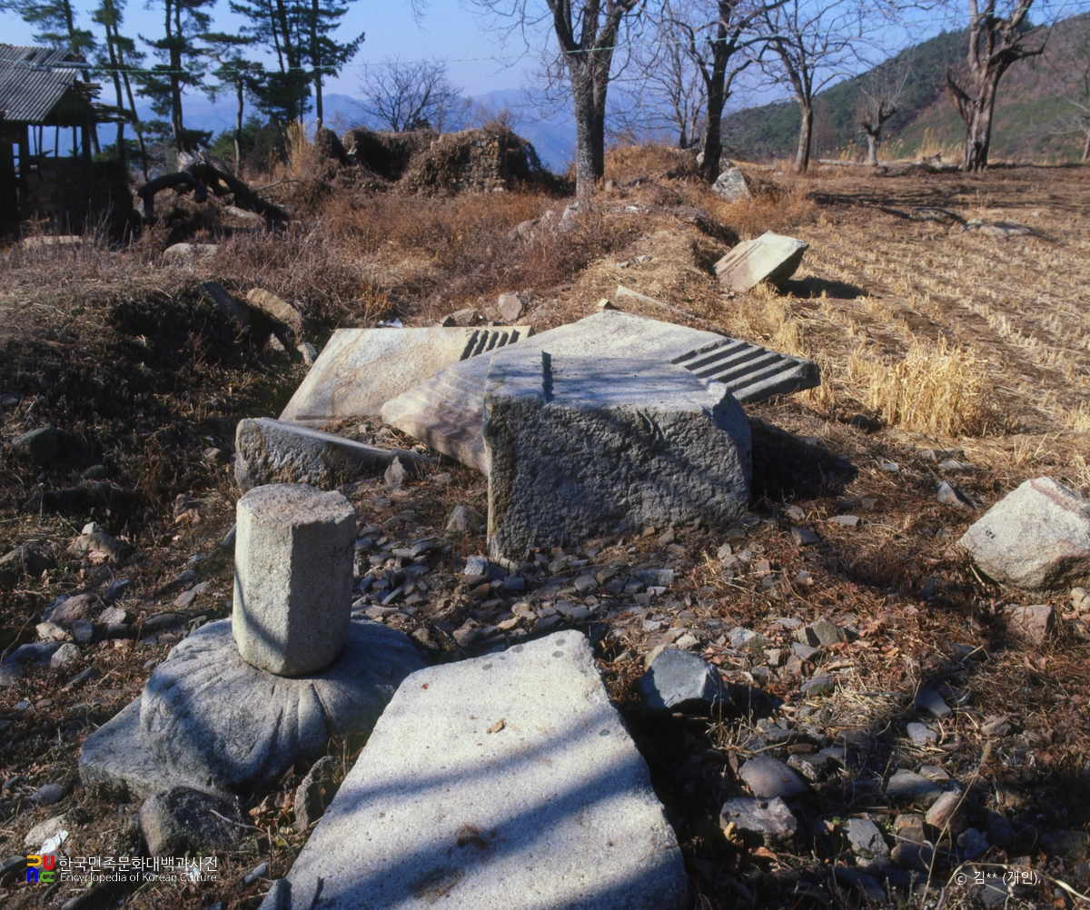 경주 남산 일원 중 천룡사지 폐탑 붕괴 모습