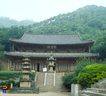 구례 화엄사 각황전과 앞 석등 정면