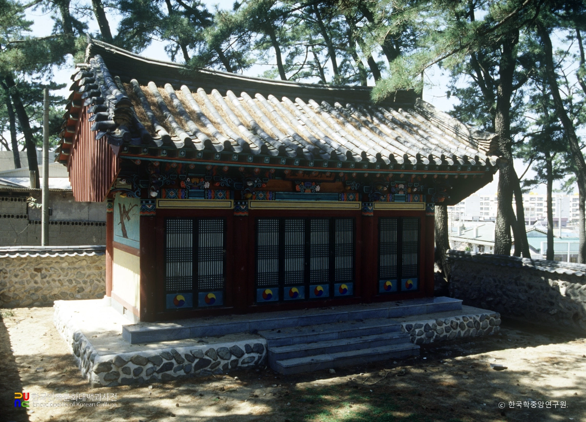 포항 일월사당 정측면