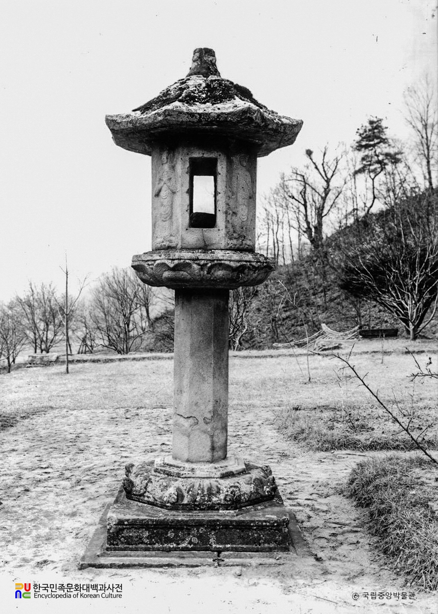 영주 부석사 무량수전 앞 석등 좌측면