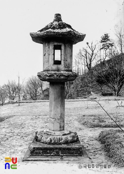 영주 부석사 무량수전 앞 석등 좌측면