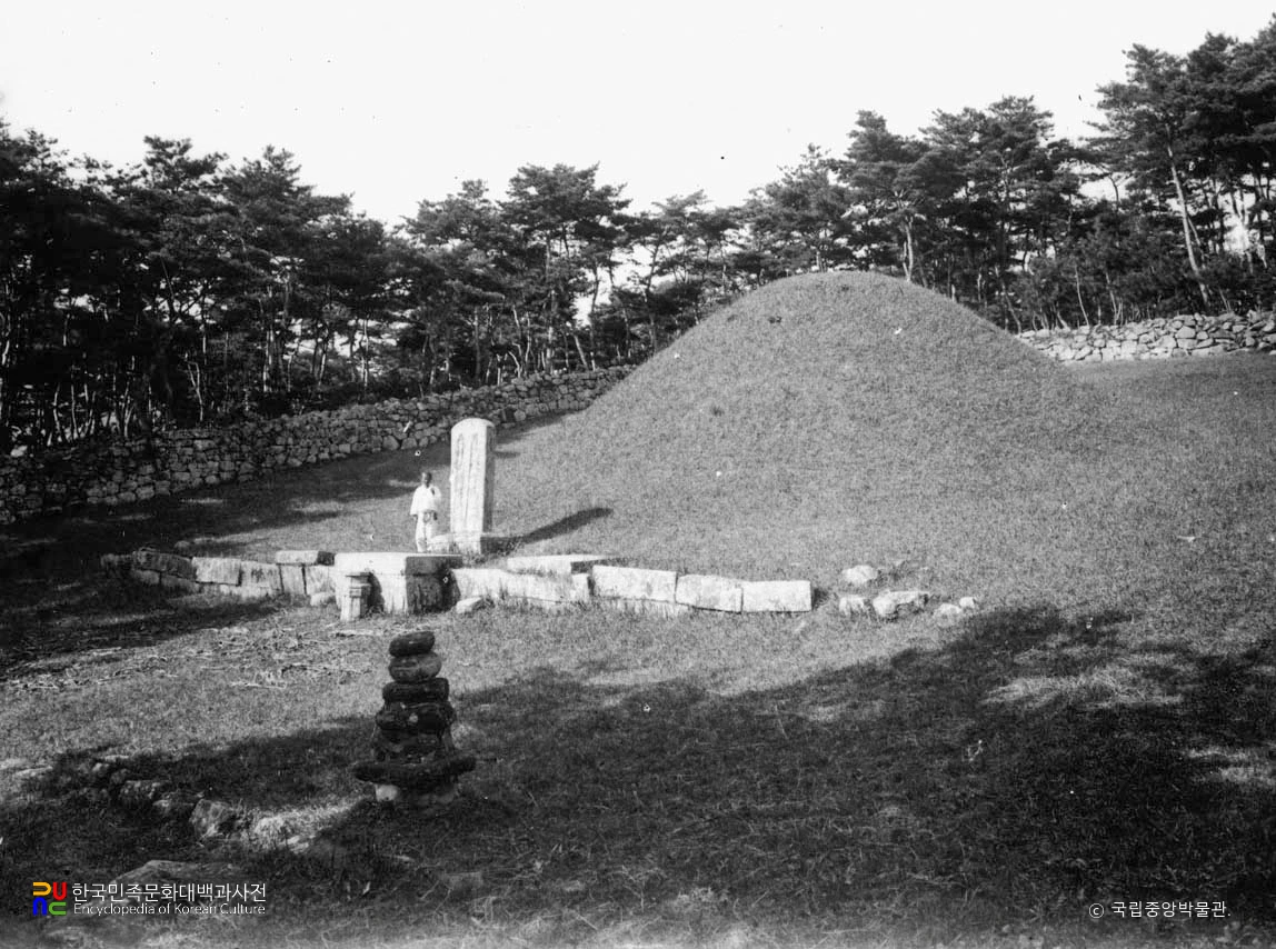 김해 가야 수로왕비릉 정측면