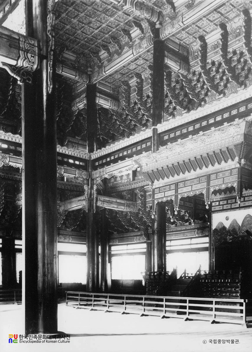 서울 경복궁 근정전 내부