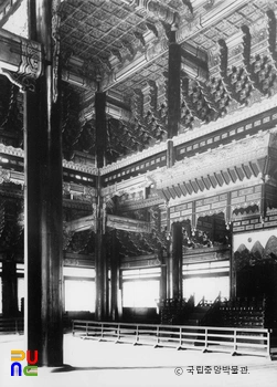 서울 경복궁 근정전 내부