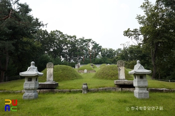서울 조선 연산군 묘 내 능양위 구문경과 휘신공주 묘 전경