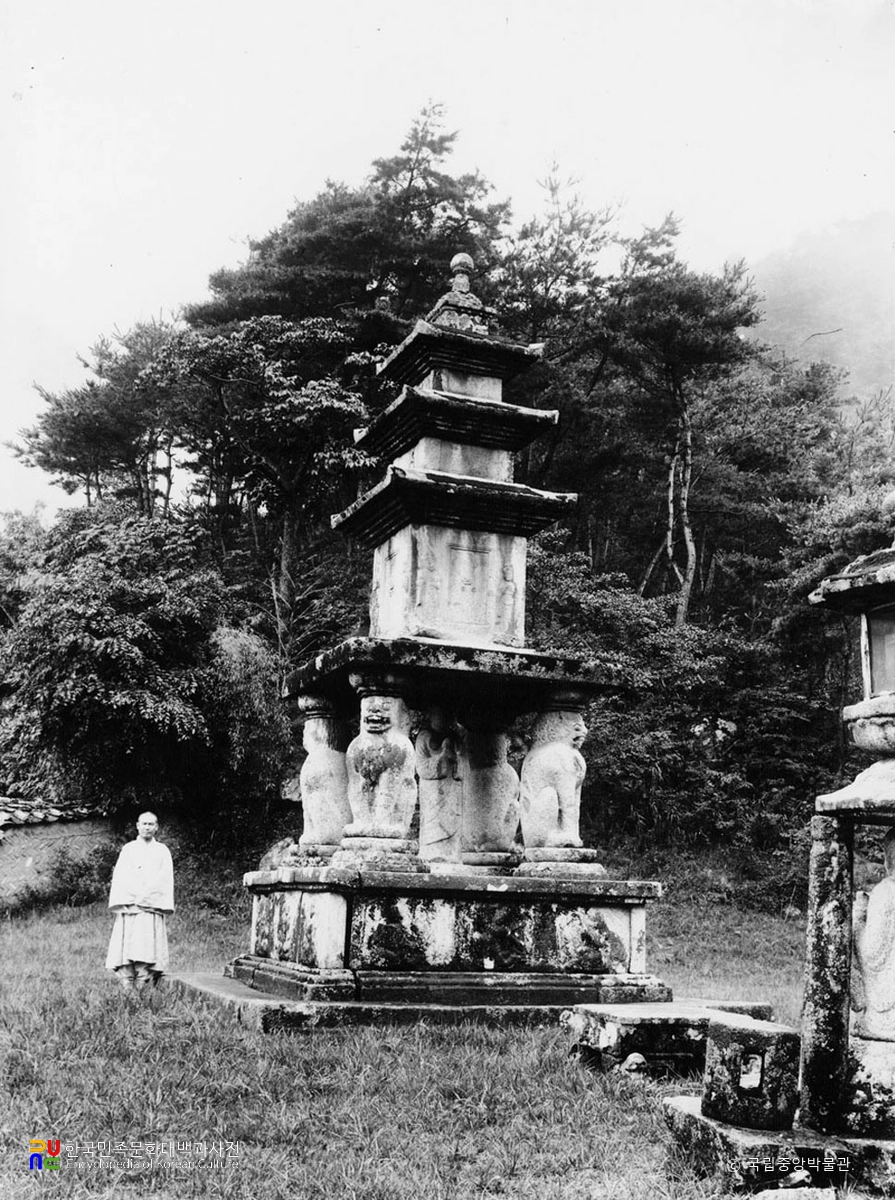 구례 화엄사 사사자 삼층석탑 정측면