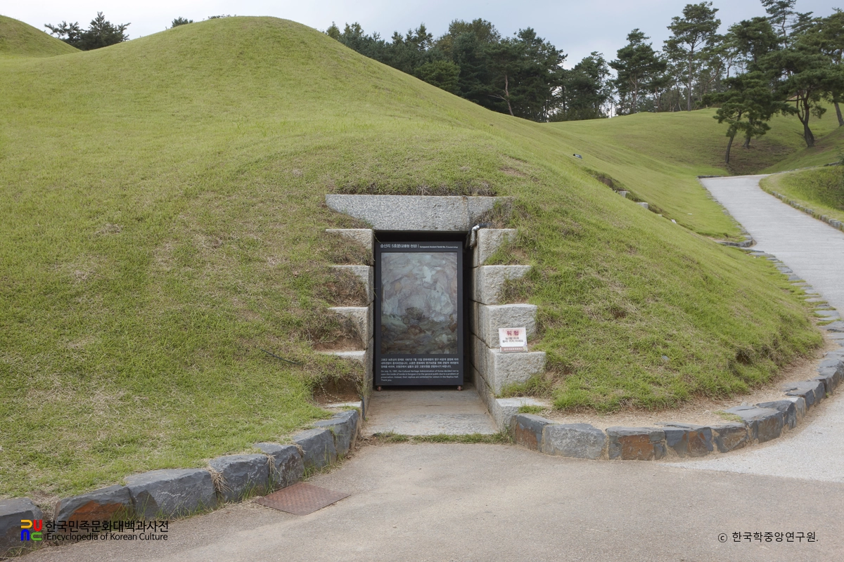 공주 송산리 고분군 중 5호분 입구 정면