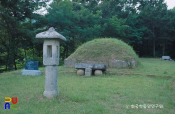 증평 배극렴 묘소 정측면