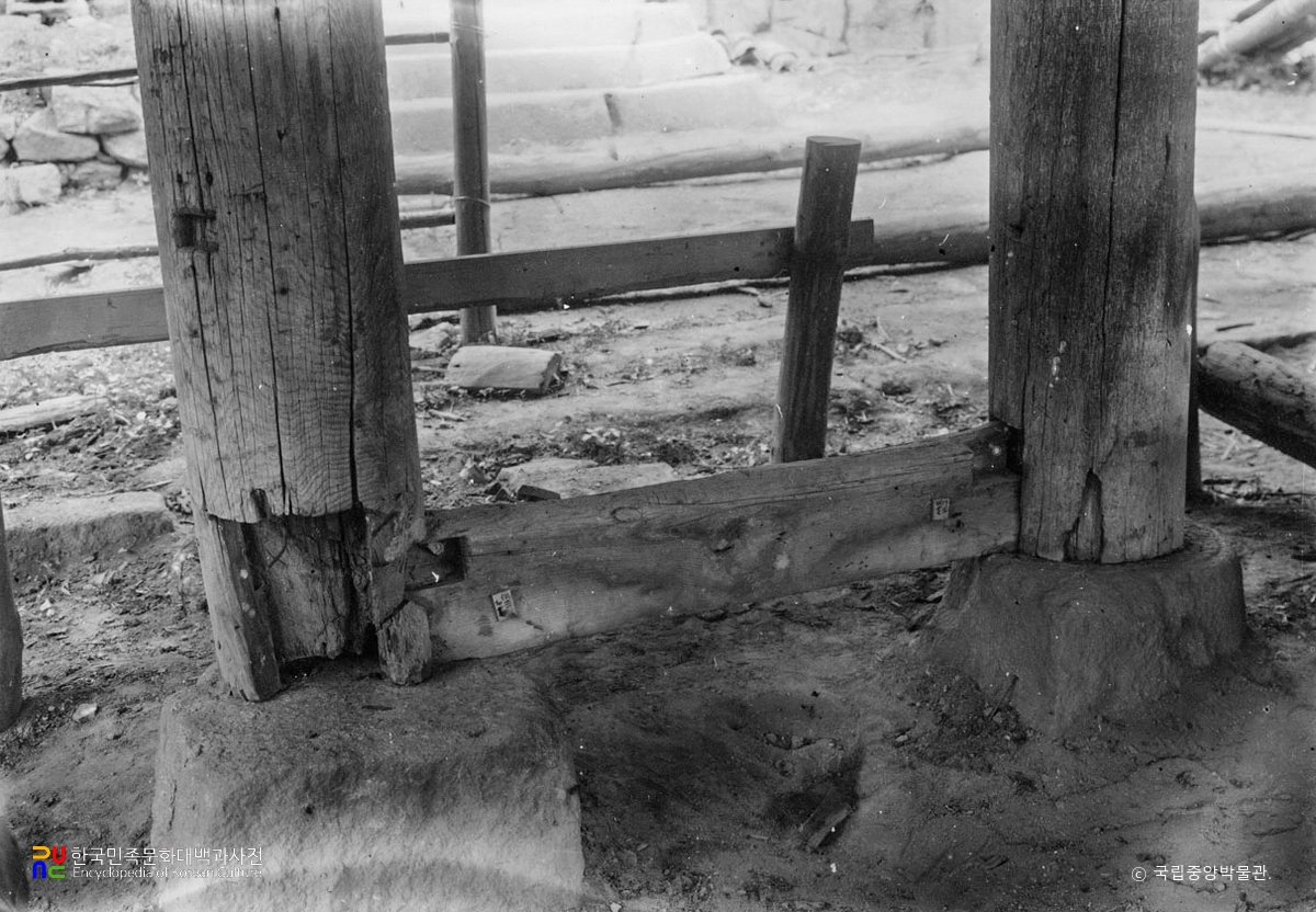 춘천 청평사 회전문 마루 후면 기둥