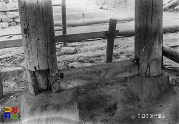 춘천 청평사 회전문 마루 후면 기둥