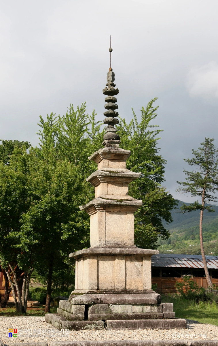 남원 실상사 동ㆍ서 삼층석탑 중 동삼층석탑 후측면