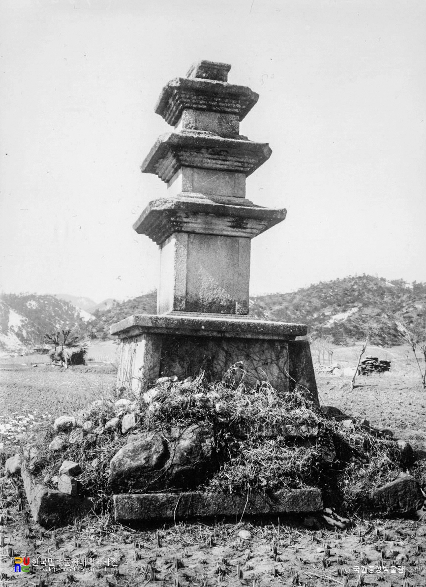 봉화 서동리 동ㆍ서 삼층석탑 중 서탑 좌측면